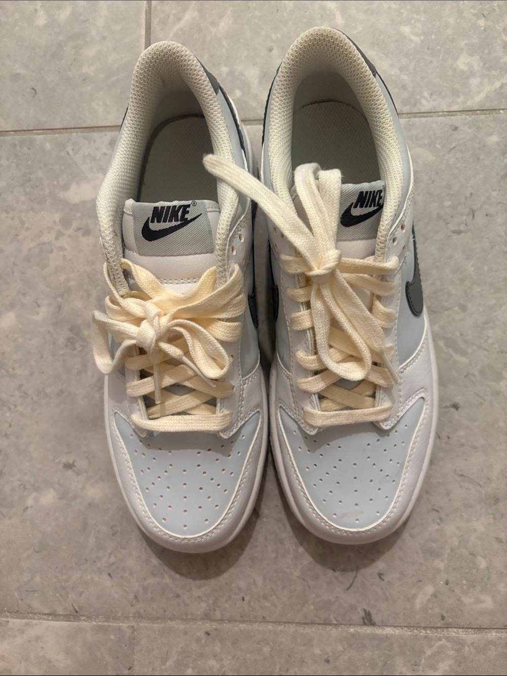 Nike Kids White and gray and cream lacesLow-Top Sneakers with Grey Swoosh
